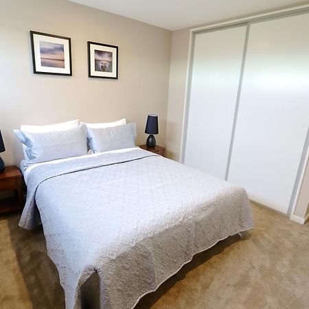 Golden Sun Apartment -Two Bedrooms, Three Bedrooms Christchurch Bagian luar foto