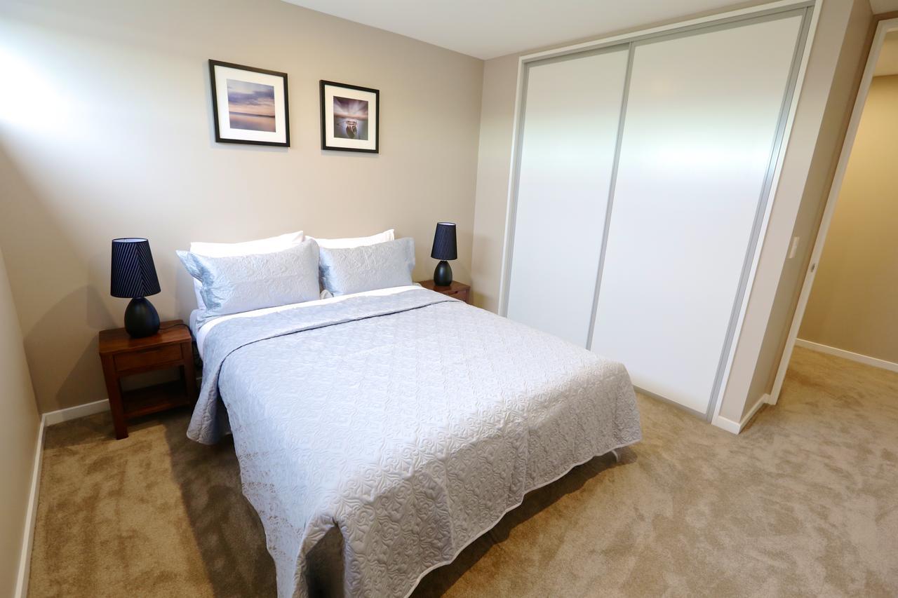 Golden Sun Apartment -Two Bedrooms, Three Bedrooms Christchurch Bagian luar foto