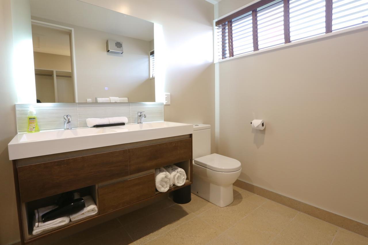 Golden Sun Apartment -Two Bedrooms, Three Bedrooms Christchurch Bagian luar foto